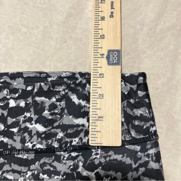 Fabletics Black and White Abstract Leggings - Picture 8 of 8